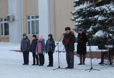 чтение стихов на митинге, посвящённому Сталинградской битве.JPG
